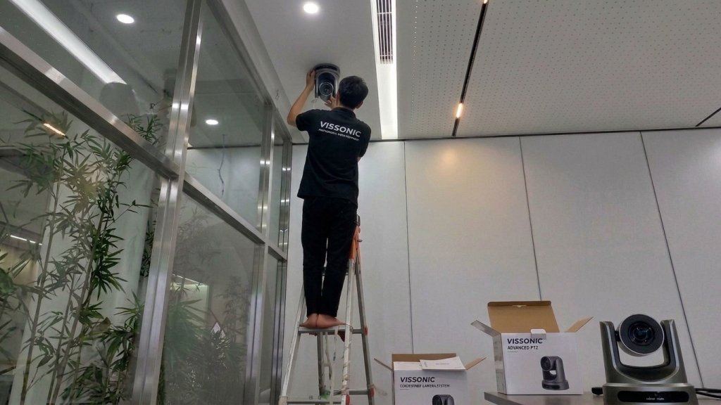 Đội ngũ kỹ thuật bảo trì camera họp trực tuyến